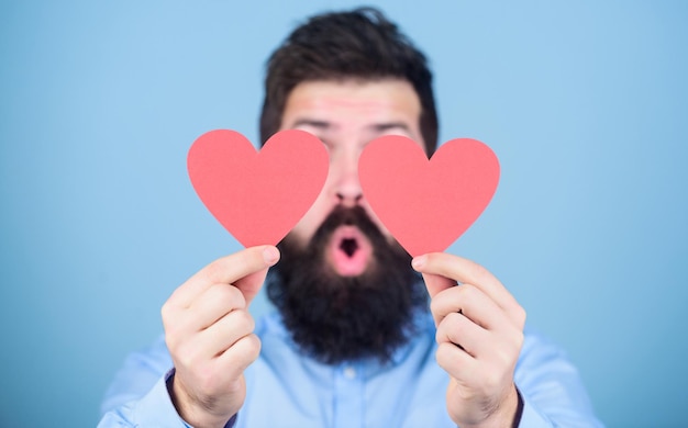 Celebrar el amor Chico atractivo con barba y bigote en estado de ánimo romántico Sentir amor Concepto de citas y relaciones Feliz en el amor El amor es asombroso Hombre barbudo hipster con corazón tarjeta de San Valentín