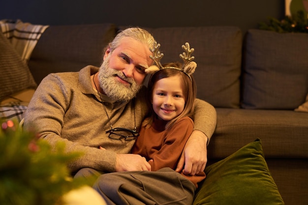 Celebrar vacaciones familiares con el abuelo y la nieta