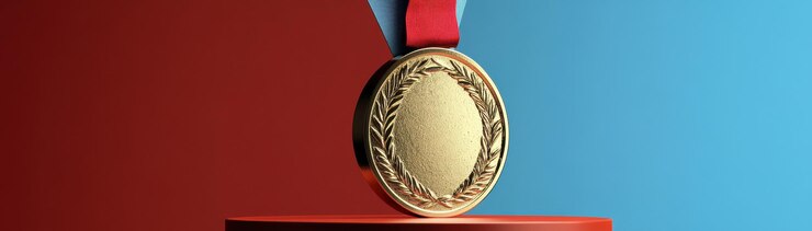 Celebrar la victoria con una medalla de oro en el podio Copiar espacio para mensajes de éxito