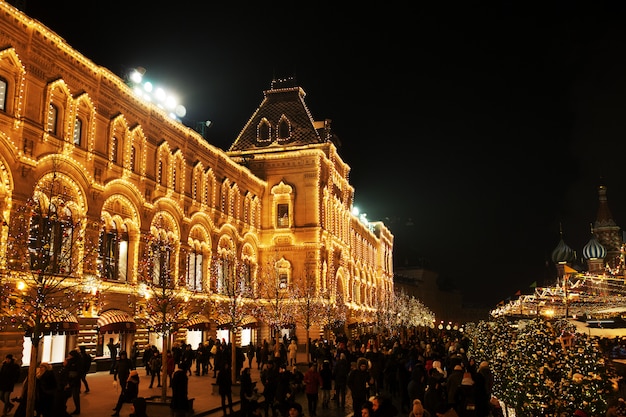 Celebration Lichter und Dekorationen auf dem Roten Platz für festliche Weihnachten und Neujahr. Glänzende gelbe Lichter auf Fassade GUMMI in Moskau, Russland. Nachtstadtbild von Moskau