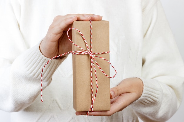 Celebre el año 2018. Mano de mujer con caja de regalo para Navidad y feliz año nuevo 2018 fondo