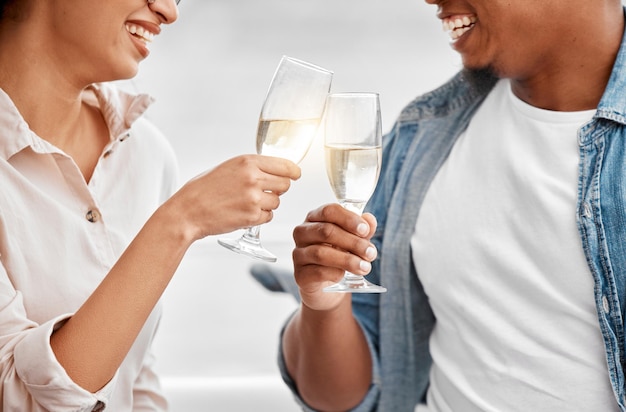 Celebre el brindis y la pareja con champán para la fecha del aniversario o las vacaciones de viaje de lujo juntos Amen los vítores y las manos felices de un hombre y una mujer sosteniendo una copa de vino para disfrutar de una bebida y un evento