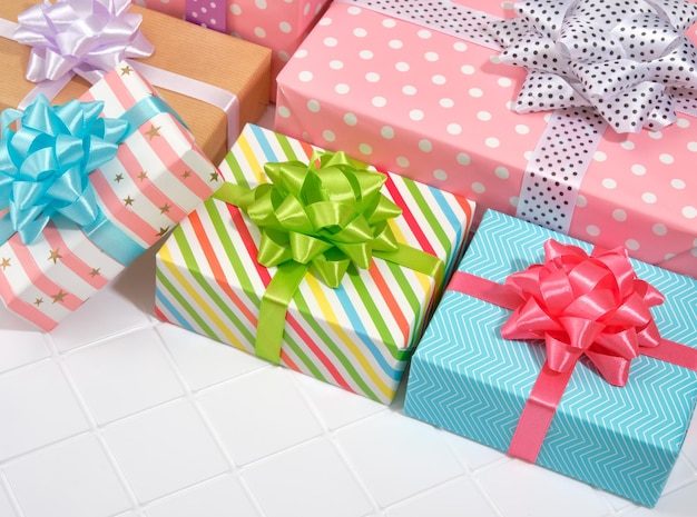 Celebre la composición de cajas de regalo con lazos de colores Fiestas y fiestas