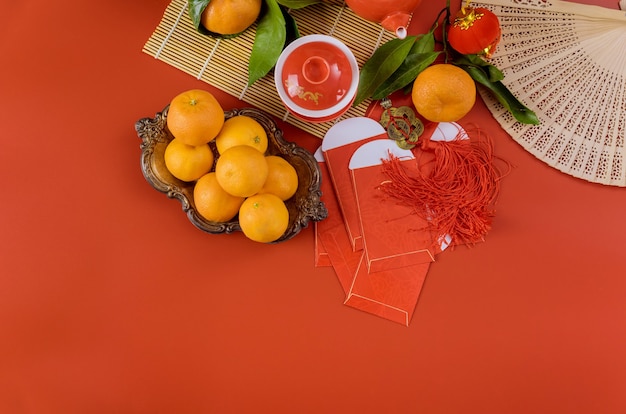 Celebre las decoraciones del festival asiático del Año Nuevo chino con la ceremonia del té, muchas mandarinas, frutas de naranja