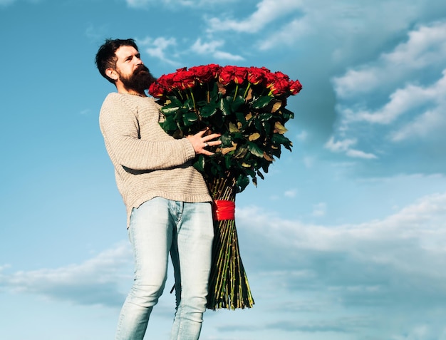 Celebre el día de san valentín regalos románticos e ideas de regalos de san  valentín hombre guapo y elegante está sosteniendo bo