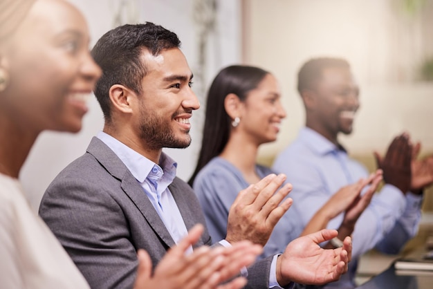 Celebre el éxito de sus colegas Foto de un equipo de compañeros de trabajo aplaudiendo durante una reunión de negocios