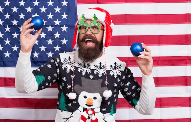 Celebre hoy. El hombre estadounidense celebra las vacaciones de invierno. Santa patriótico sobre fondo de estrellas y rayas. Celebre la Navidad y el año nuevo al estilo americano. Felices Fiestas. Mantenga la calma y celebre.