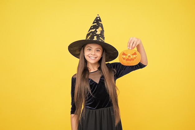 Celebre las vacaciones jack o linterna bruja de halloween niña infancia feliz adolescente con sombrero de bruja niño alegre con calabaza carnaval fiesta de disfraces truco o trato Monstruo de una venta