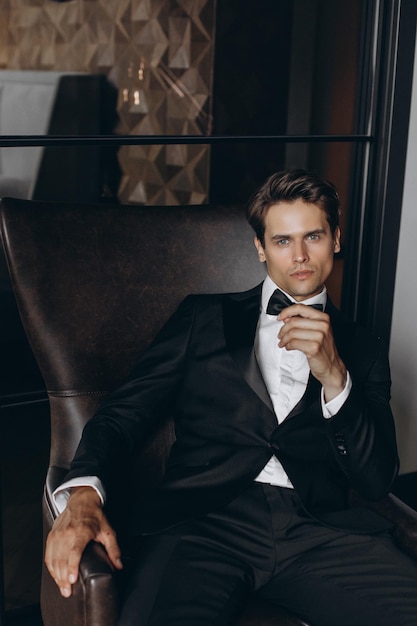 Foto celebridade de homem elegante sexy em smoking interior