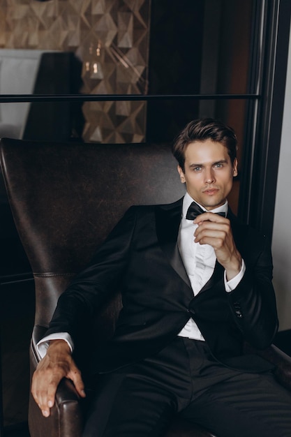 Celebridade de homem elegante sexy em smoking interior