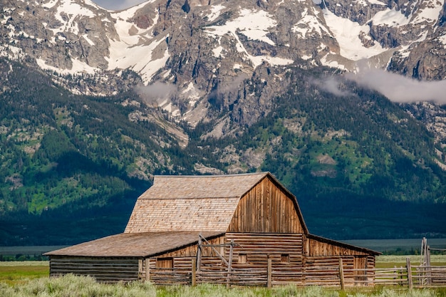 Celeiro velho nas montanhas de Grand Teton