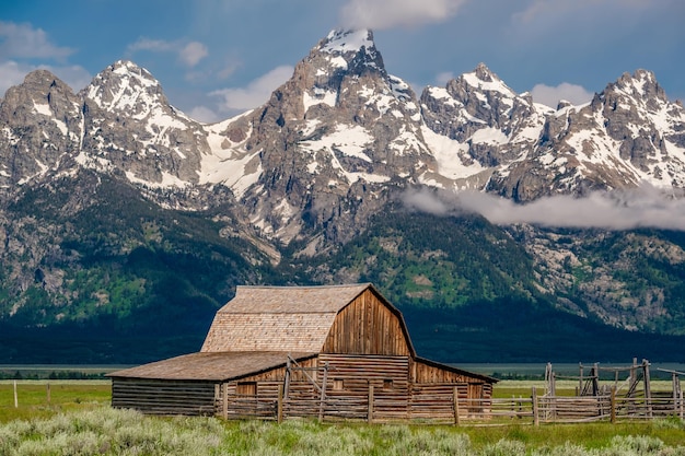 Celeiro velho nas montanhas de Grand Teton