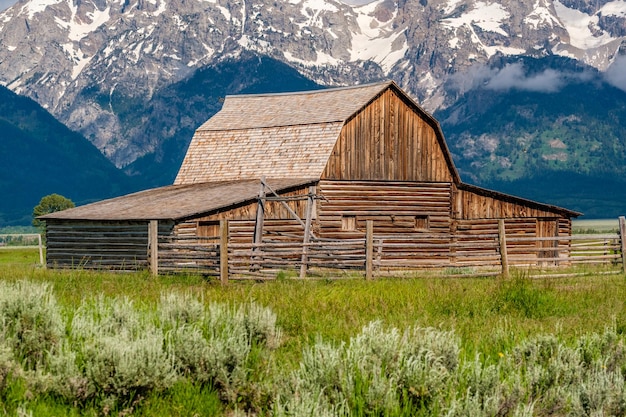 Celeiro velho nas montanhas de Grand Teton