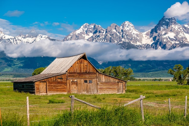 Celeiro velho nas montanhas de Grand Teton