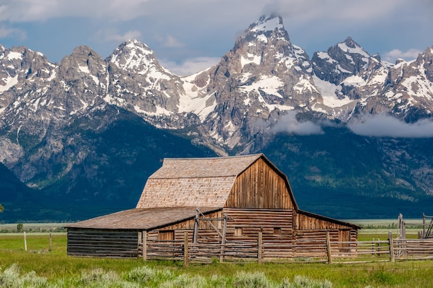 Celeiro velho nas montanhas de Grand Teton