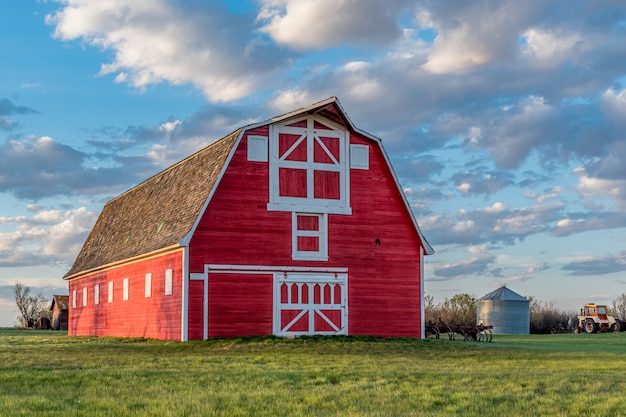 Celeiro vermelho vintage em um pátio nas pradarias de Saskatchewan