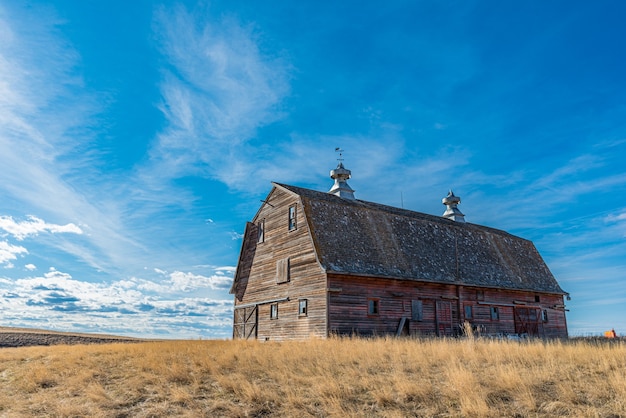 Celeiro vermelho vintage nas pradarias perto de admiral, saskatchewan