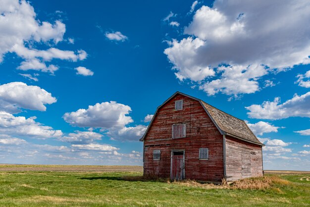 Celeiro vermelho vintage nas pradarias perto de White Bear, Saskatchewan