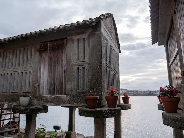 Celeiros tradicionais ou horreos à beira-mar na aldeia de Combarro Espanha