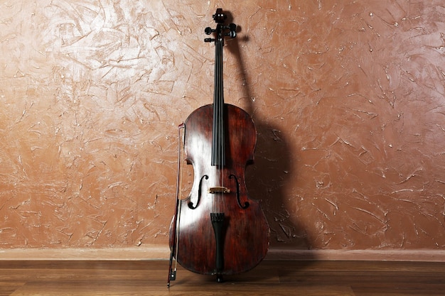 Cello auf braunem Wandhintergrund