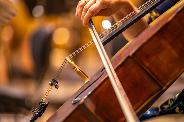 Cello auf der Bühne der Philharmonie während eines Konzerts
