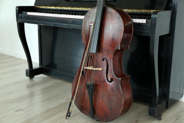 Cello cerca del piano en el interior