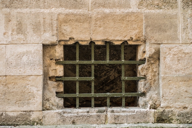 Celosía con un agujero en la ventana del casco antiguo.