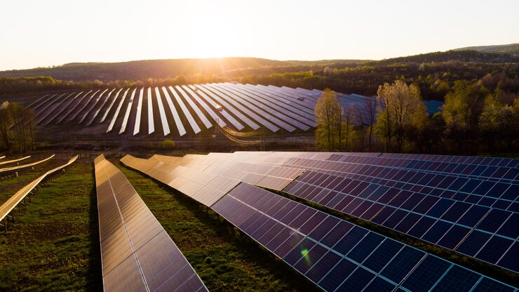Célula do painel solar no fundo dramático do céu do pôr do sollimpo conceito de energia de energia alternativa