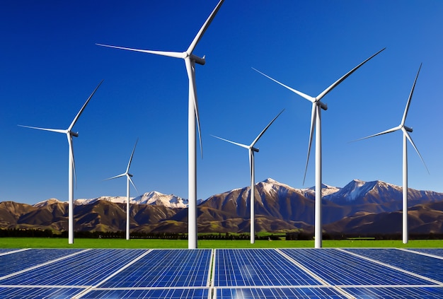 Célula fotovoltaica de painel de energia solar e gerador de energia de fazenda de turbina eólica na paisagem natural.