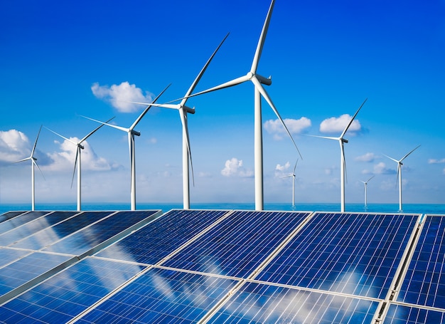 Célula fotovoltaica de painel de energia solar e gerador de energia de fazenda de turbina eólica na paisagem natural.