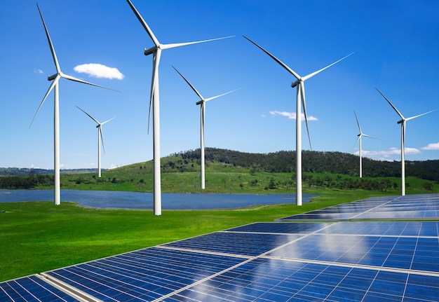 Célula fotovoltaica de painel de energia solar e gerador de energia de fazenda de turbina eólica na paisagem natural.