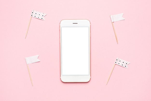 Celular branco com tela em branco em rosa pastel