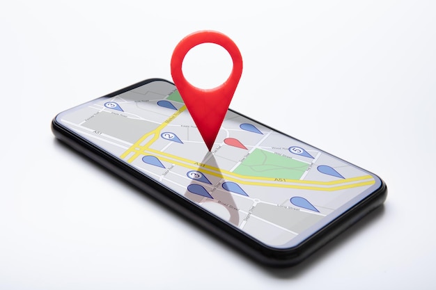 Celular com ponteiro de mapa na superfície branca