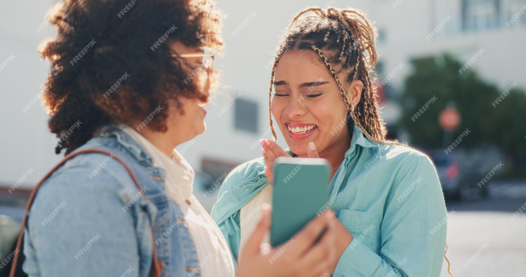 Telefone de casal inter-racial e rindo para piadas engraçadas de mídia  social ou meme com café no café homem e mulher felizes compartilham risadas  olhando para smartphone móvel com conexão 5g para entretenimento