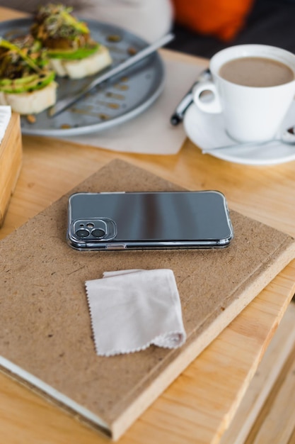 Celular y comida en la mesa, sin gente.