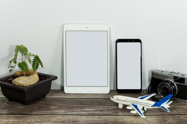 Celular e tablet com tela em branco para design responsivo