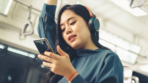 Celular jovem em trem público