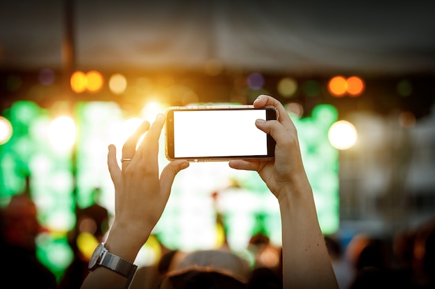 Celular na mão durante as filmagens de um show