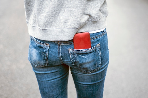 Celular no bolso da calça jeans