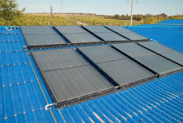 Células de aquecimento solar de água solar no telhado da casa