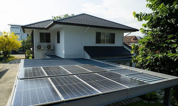 Foto las células solares en el techo ahorran energía