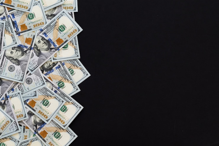 Foto cem dólares, novo 100 dólar americano, fundo preto.