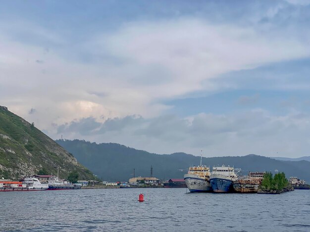 Foto el cementerio de barcos en el lago baikal