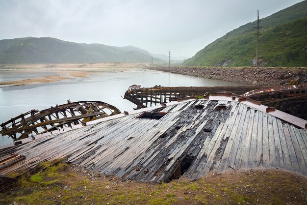 Cementerio de barcos en el norte más allá del círculo polar ártico.