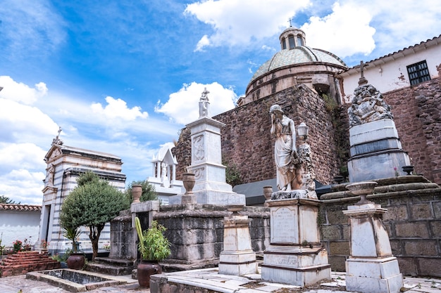 Foto cementerio de la almudena situado na ciudad de cusco alberga asombrosas esculturas de marmol