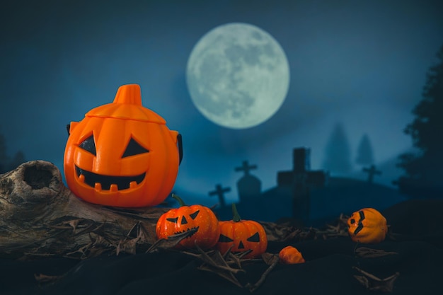 Cementerio espeluznante con calabaza de halloween resplandeciente