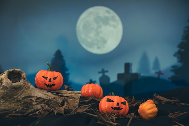 Cementerio espeluznante con calabaza de halloween resplandeciente