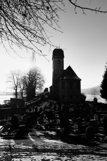 Foto un cementerio con una iglesia en el fondo