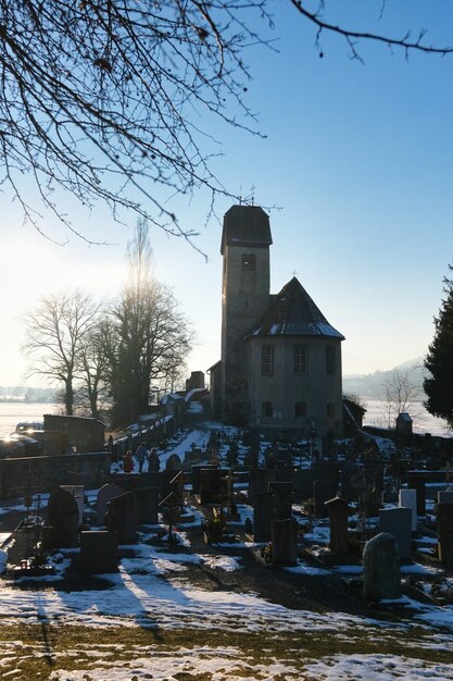 Foto un cementerio con una iglesia en el fondo