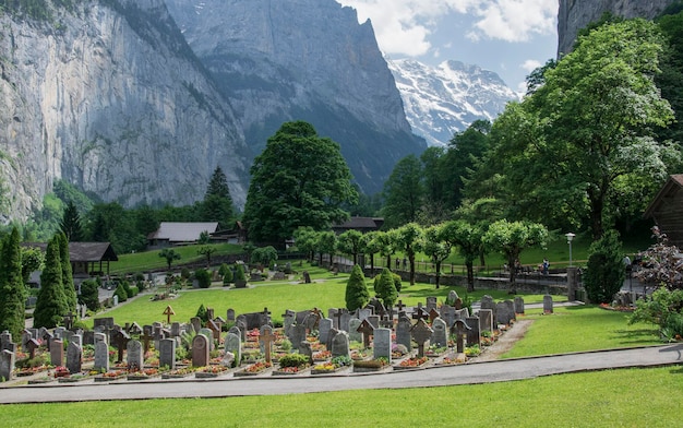 El cementerio más popular con un paisaje épico en el corazón de los Alpes suizos, Interlaken